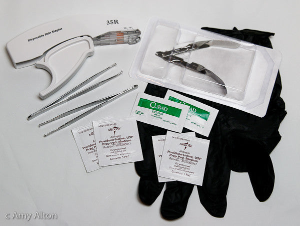 Best Skin Staple Kit with Staple Remover and Adson Forceps Doom and Bloom