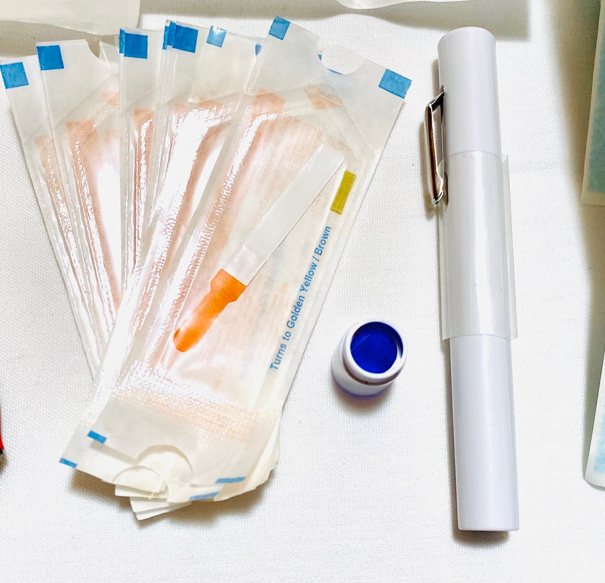 Cobalt blue light and fluorescein dye to detect eye lacerations 